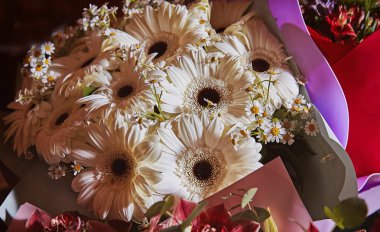 Karışık çiçek buketleri üzerinde Doğum günü kutlaması