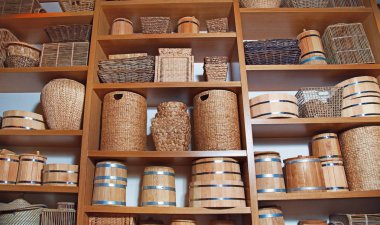 Oda dekorasyon birçok farklı sepetler ve varil ile rustik tarzda