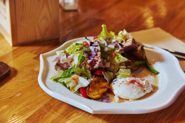 Restoranda servis biftek salata