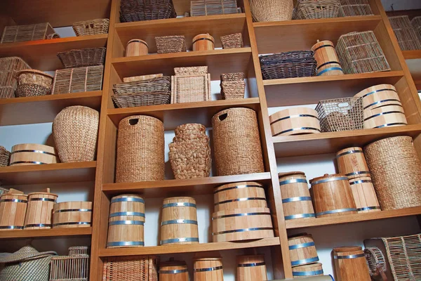 Oda dekorasyon birçok farklı sepetler ve varil ile rustik tarzda