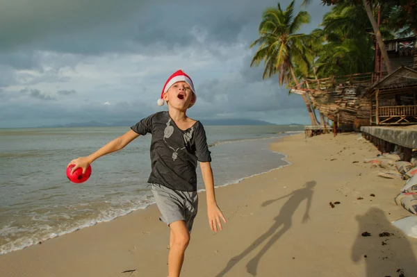 Gelukkig Kind Kerstmuts Lege Strand Verbod Tai Koh Samui Thailand — Stockfoto