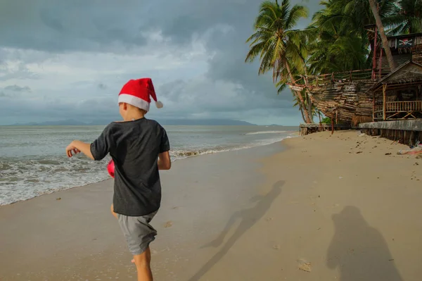 Szczęśliwe Dziecko Czapka Mikołaja Pustej Plaży Ban Tai Koh Samui — Zdjęcie stockowe