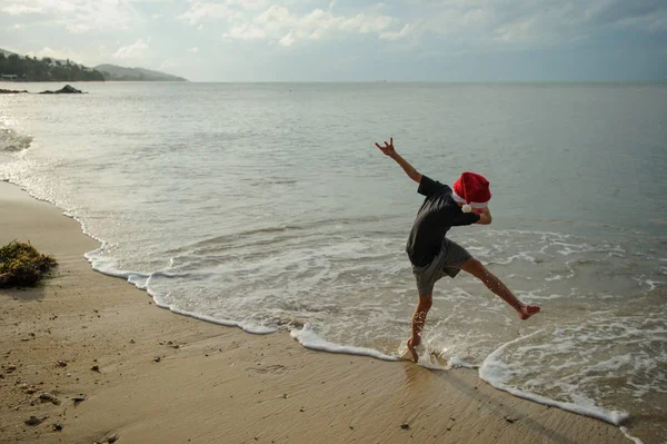 Joyeux Enfant Dans Chapeau Père Noël Plage Vide Ban Tai — Photo