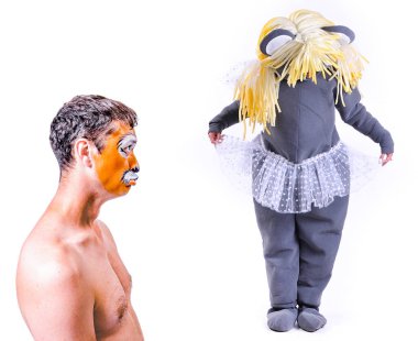 Aslan tiyatrosu rolündeki bir aktörün yakın plan portresi. Takım elbisesiz, üstsüz. Bir fareye bakıyorum. İzole edilmiş arkaplan