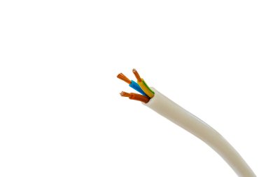 Elektrik kablosunun yakın çekimi: bölüm ve bakır kablolar, izole edilmiş arkaplan