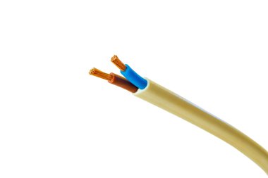 Elektrik kablosunun yakın çekimi: bölüm ve bakır kablolar, izole edilmiş arkaplan