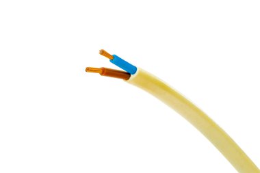 Elektrik kablosunun yakın çekimi: bölüm ve bakır kablolar, izole edilmiş arkaplan