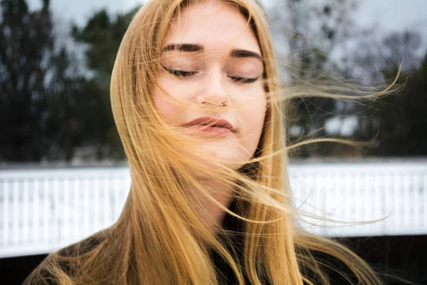 Rapariga Bonita Fecha Olhos Cabelo Loiro Vento Livre Retrato Mulher — Fotografia de Stock