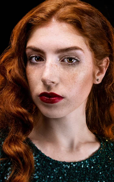 Muhteşem redhead kız. Genç güzel kadın. Stüdyoda vur. Kafa tilts ve neşe ile görünüyor. Kırmızı dudaklar. Yeşil elbise. Güzellik portre Studio.