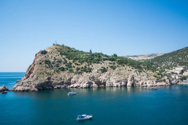 Güneşli bir gün. Mavi deniz manzarası ve mavi gökyüzü. Tasarım için güzel bir arka plan. Karadeniz 'in panoramik manzarası