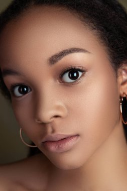 Yakından Afro Güzellik 'in genç bayanı. Kameraya bakıyorum. Moda stüdyosu fotoshoot. Güzel, sağlıklı bir kadının portresi..