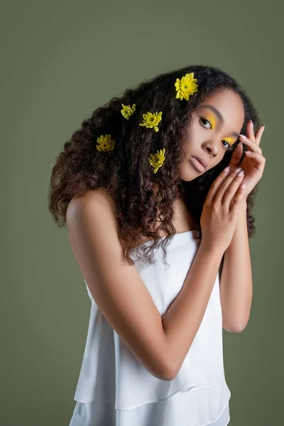 Beyaz elbiseli güzel Afro genç kadın. Kameraya bakıyorum. Moda stüdyosu fotoshoot. Güzel, sağlıklı bir kadının portresi.. 