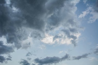 Yağmurdan önce bulutlu gri gökyüzü