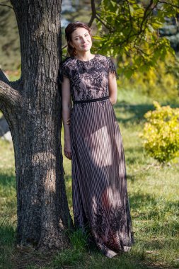 Dantel elbise bir parkta güzel bir kız portresi.