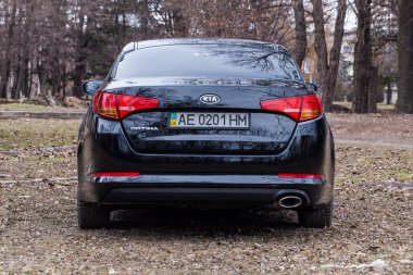Parkta siyah Kia Optima K5 fotoğrafı