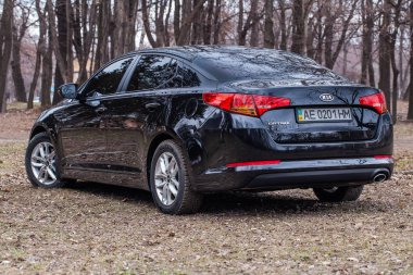 Parkta siyah Kia Optima K5 fotoğrafı