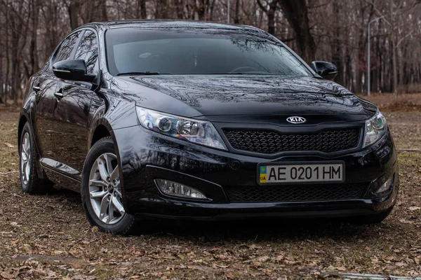 Photo of black Kia Optima K5 in the park — Stock Photo, Image