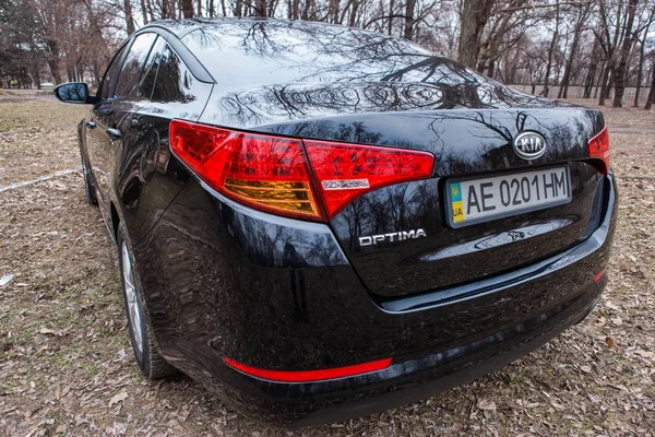 Foto av svart Kia Optima K5 i parken — Stockfoto