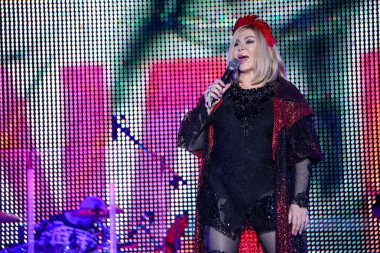 Şarkıcı Irina Bilyk bir concer sırasında