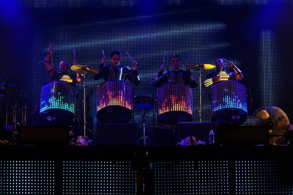 Барабанное шоу во время концерта — стоковое фото