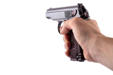 Makarov tabancası beyaz arka planda.