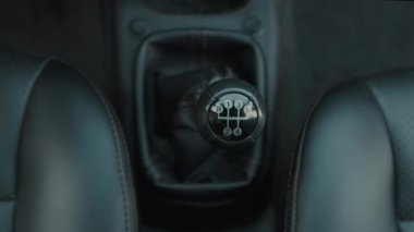 Elle vites değiştiren kadın vitesi..