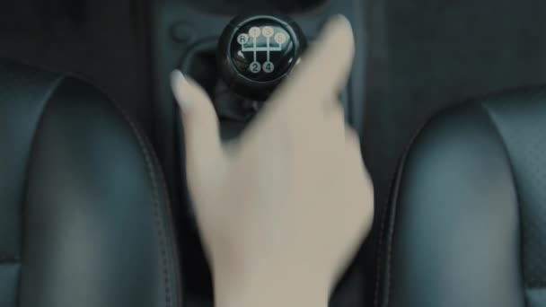 手動変速機の女性のシフトギア. — ストック動画