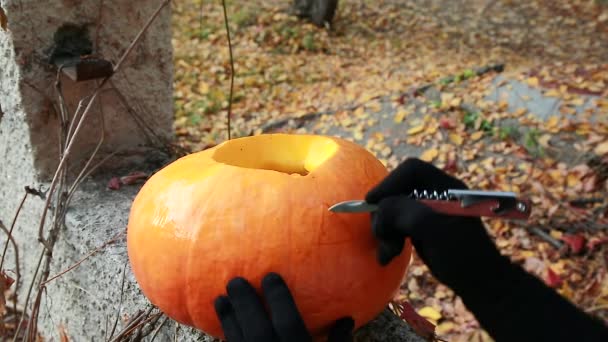 Manos ensangrentadas de Halloween fuera de las manos de un horrible de Manos ensangrentadas de Halloween fuera de las manos de un horrible de