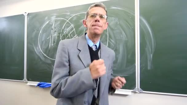 Metraje Del Profesor Frente Pizarra Aula Video de stock libre de derechos