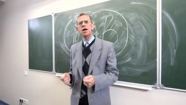 教室の黒板の前の先生の映像 — ストック動画