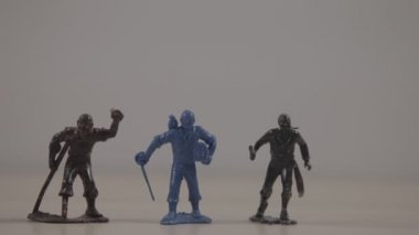 beyaz plastik oyuncak askerlerin yakın çekim görüntüleri