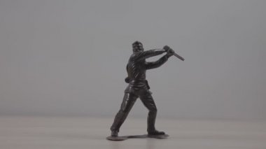 beyaz plastik oyuncak askerlerin yakın çekim görüntüleri