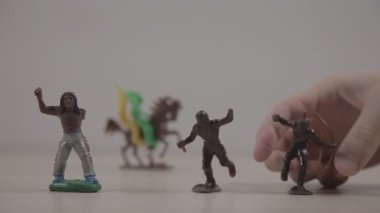 beyaz plastik oyuncak askerlerin yakın çekim görüntüleri