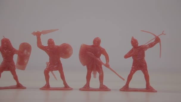 흰색에 플라스틱 장난감 군인의 클로즈업 — 비디오