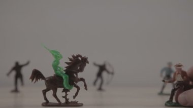 beyaz plastik oyuncak askerlerin yakın çekim görüntüleri