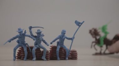beyaz plastik oyuncak askerlerin yakın çekim görüntüleri
