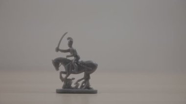 beyaz plastik oyuncak askerlerin yakın çekim görüntüleri