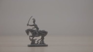 beyaz plastik oyuncak askerlerin yakın çekim görüntüleri