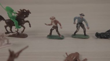 beyaz plastik oyuncak askerlerin yakın çekim görüntüleri