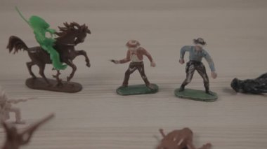 beyaz plastik oyuncak askerlerin yakın çekim görüntüleri