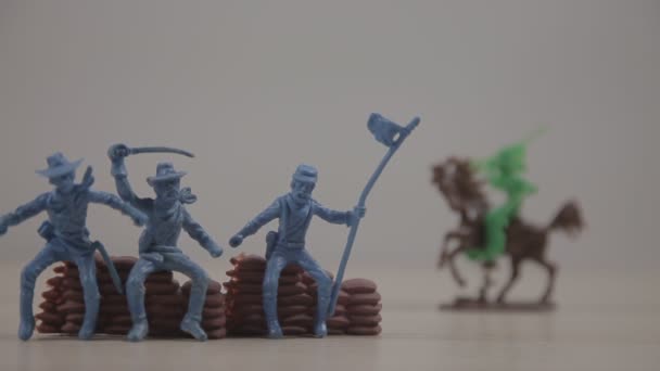 Nahaufnahmen Von Spielzeugsoldaten Aus Plastik Auf Weiß — Stockvideo