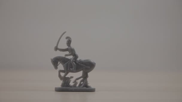 images en gros plan de soldats de jouets en plastique sur blanc 