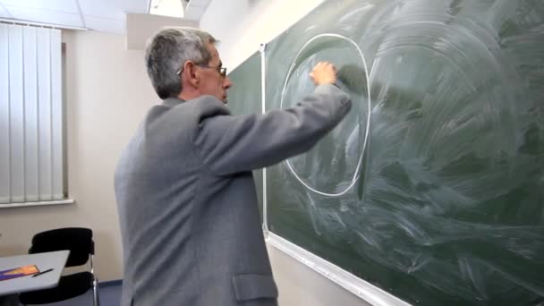 Πλάνα Του Δασκάλου Μπροστά Από Chalkboard Στην Τάξη — Αρχείο Βίντεο
