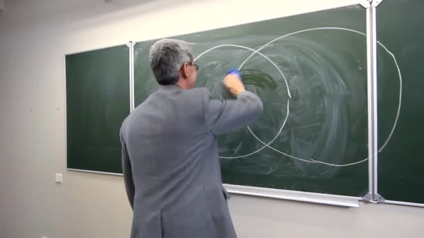 Metraje Del Profesor Frente Pizarra Aula — Vídeo de stock