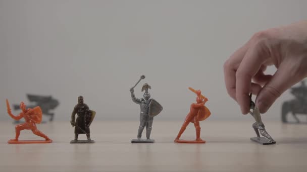 Nahaufnahmen Von Spielzeugsoldaten Aus Plastik Auf Weiß — Stockvideo