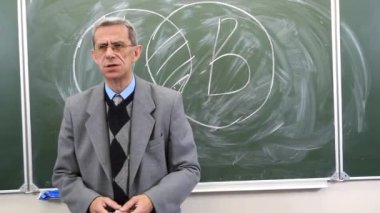 Öğretmenimin sınıftaki tahtası önünde çekilmiş görüntüleri.