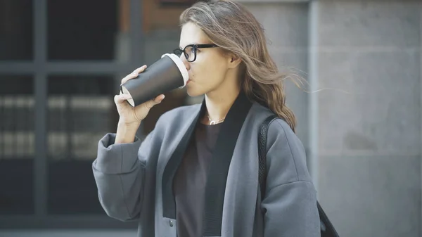 Mujer en vasos bebiendo café afuera — Foto de Stock