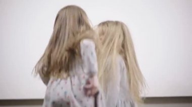 Uzun sarı saçlar bir kral yatak, ağır çekim atlama ile iki küçük kız