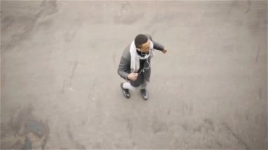 Bir sonbahar sokak, kulaklık dans Afro-Amerikan bir adamın üstten görünüm