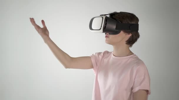 Jeune fille aux cheveux courts et blonds jouant à un jeu de lunettes vr — Video